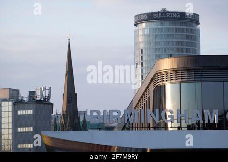 Blick auf das ikonische Rotunda-Gebäude in Deritend über dem Busbahnhof Digbeth, der am 7. Januar 2021 in Birmingham, Großbritannien, in Erwartung einer Sanierung im letzten Jahr, weniger als eine halbe Meile vom Stadtzentrum entfernt, zu stehen scheint. Birmingham befindet sich in einer massiven Transformation namens Big City Plan, die die umstrittene Erneuerung des Stadtzentrums sowie eine sekundäre Zone umfasst, die sich weiter ausstreut. Der Big City Plan ist das ehrgeizigste und weitreichendste Entwicklungsprojekt, das in Großbritannien durchgeführt wird. Das Ziel für Birmingham Stockfoto