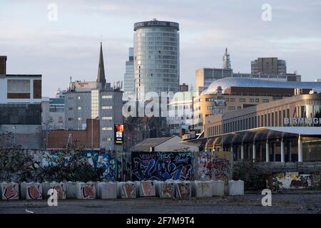 Blick auf das ikonische Rotunda-Gebäude in Deritend über dem Busbahnhof Digbeth, der am 7. Januar 2021 in Birmingham, Großbritannien, in Erwartung einer Sanierung im letzten Jahr, weniger als eine halbe Meile vom Stadtzentrum entfernt, zu stehen scheint. Birmingham befindet sich in einer massiven Transformation namens Big City Plan, die die umstrittene Erneuerung des Stadtzentrums sowie eine sekundäre Zone umfasst, die sich weiter ausstreut. Der Big City Plan ist das ehrgeizigste und weitreichendste Entwicklungsprojekt, das in Großbritannien durchgeführt wird. Das Ziel für Birmingham Stockfoto