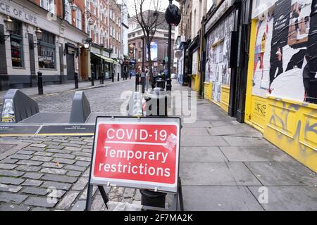 Covid-19 befristete Beschränkungen in Soho, da die nationale Coronavirus-Sperre drei am 29. Januar 2021 in London, Großbritannien, fortgesetzt wird. Nach dem Anstieg der Fälle im Winter, einschließlich einer neuen britischen Variante von Covid-19, rät diese landesweite Sperre allen Bürgern, der Botschaft zu folgen, zu Hause zu bleiben, den nationalen Gesundheitsdienst zu schützen und Leben zu retten. Stockfoto