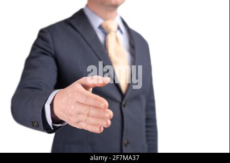 Geschäftsmann schüttelt die Hände, Partnerschaft Einladung. Crop Bild Geschäftsmann, die Hand für Schütteln, schlägt gute Deal, um Partner, die Begrütin Stockfoto