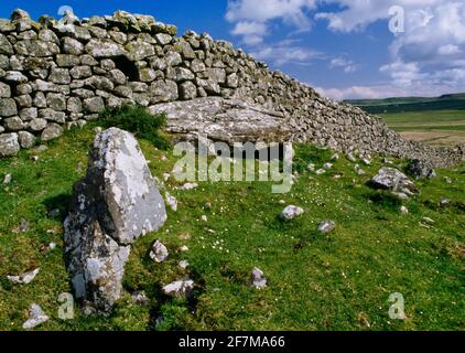 Sehen Sie NNE of Carn Liath (Ballkleid) Neolithisches Kammergrab, Isle of Skye, Schottland, Großbritannien, zeigt eine moderne Trockensteinmauer, die über einem der Kapselsteine gebaut wurde. Stockfoto