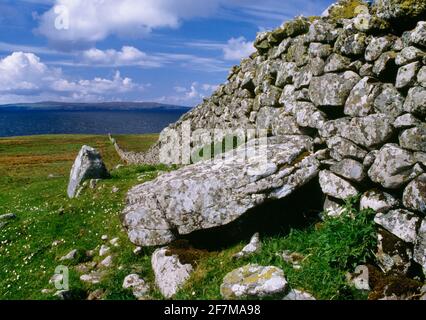 Ansicht SW von Carn Liath (Ballkleid) Neolithisches Kammergrab, Isle of Skye, Schottland, Großbritannien, zeigt eine moderne Feldmauer, die über einem der Kapselsteine gebaut wurde. Stockfoto