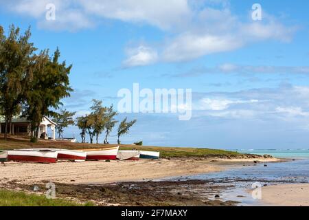 Fischerboote am Strand vor einem Haus und dem farbenfrohen Indischen Ozean, Rodrigues Island, Mauritius Stockfoto