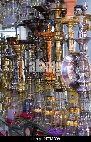 Kuwait-Stadt, Kuwait - 8. April 2021: Wasserrohre aus Glas und Messing zu sehen Stockfoto