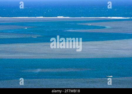 Spektakuläre Aussicht auf kleine Fischerboote, Korallenriff und eine Passage dazwischen auf Rodrigues Island im Indischen Ozean, Mauritius Stockfoto