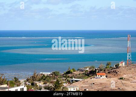 Spektakuläre Aussicht auf einen Funkturm und ein Korallenriff und einen Durchgang dazwischen im Hintergrund, Rodrigues Insel im Indischen Ozean, Mauritius Stockfoto