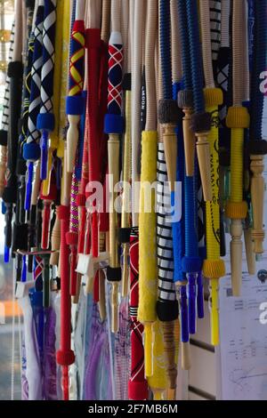 Kuwait-Stadt, Kuwait - 8. April 2021: Bunte dekorative Inhalationsschläuche für Wasserleitungen Stockfoto