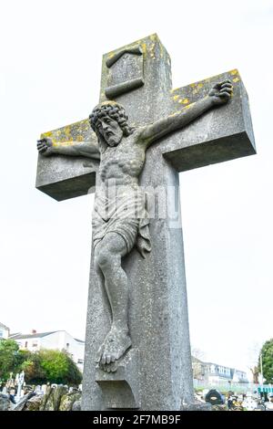 Eine realistische Skulptur Darstellung von Christus am Kreuz in Ein alter irischer Friedhof Stockfoto