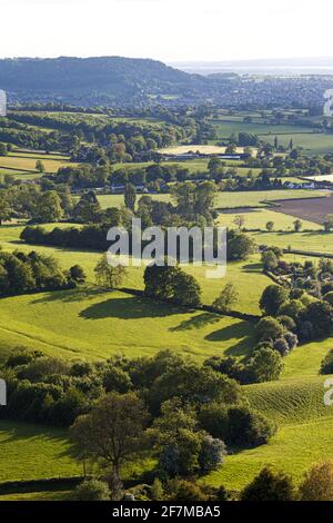 Ackerland im Severn Vale in der Nähe von Far Green, Coaley, Gloucestershire UK - Cam, Dursley und Stinchcombe Hill sind in der Ferne. Stockfoto