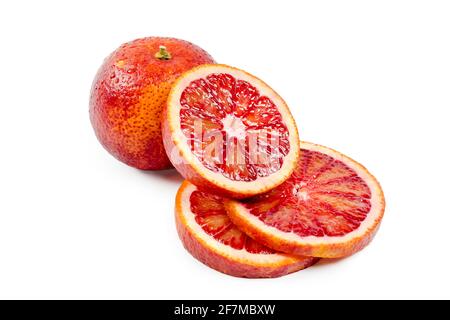 Blutige Orangen ganz und isoliert auf weißem Hintergrund geschnitten. Rote sizilianische Orangenfrucht Stockfoto