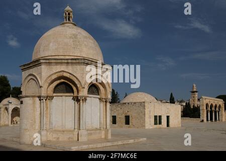 Blick auf den Himmelskuppel Qubbat al-Miraj oder Mieradj, der von Kreuzfahrern erbaut und während der Ayyubid-Dynastie renoviert wurde Zeitraum (12. Jahrhundert) Und der Dom von al-Khalili oder der Hebronit, der sich auf der zentralen Plattform des Tempelbergs befindet, der den Muslimen bekannt ist Wie der Haram esh-Sharif in der Altstadt Ostjerusalem Israel Stockfoto