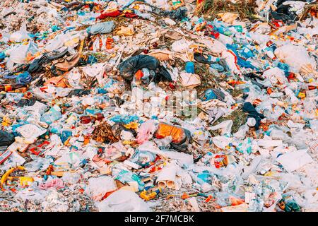 Haufen Hausmüll Hintergrund. Großer Müll. Kein Logo. Gebrauchte Taschen, kaputte Flaschen schmutzige Entsorgung Hausmüll in Big Waste Heap Stockfoto