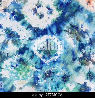 Textur aus natürlichem Leinenstoff. Batik. Shibori-Druck aus Textil. Indigo-blaues Krawatte-Farbstoff-Textil. Aquarelleffekt. Hochwertige Fotos Stockfoto