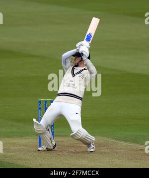 Sam Robson von Middlesex spielt beim LV= Insurance County Championship-Spiel auf dem Lord's Cricket Ground, London, den Ball weg. Bilddatum: Donnerstag, 8. April 2021. Stockfoto