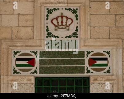Die Königliche Haschemitische Krone, die die Monarchie des Haschemitischen Königreichs Jordanien darstellt, schmückt das Fenster der Grabstätte von Hussein bin Ali Al-Hashimi Emir von Mekka und König der Araber (der als letzter der Haschemitischen Sharifier über Mekka herrschte, Medina und der Hijaz von 1201 bis 1925) auf dem Tempelberg, der den Muslimen als Haram esh-Sharif und Al Aqsa-Gelände in der Altstadt Ostjerusalem Israel bekannt ist Stockfoto