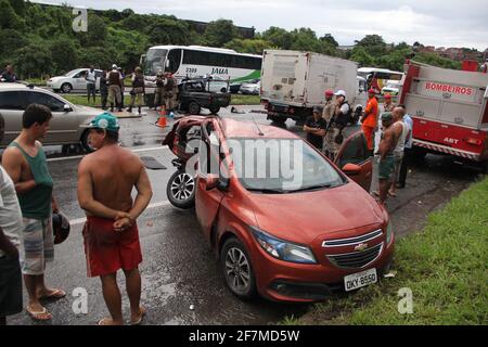 salvador, bahia / brasilien - 30. Mai 2016: Bei einem Unfall mit zwei Fahrzeugen auf der Autobahn BR 324 in ist ein Mann gestorben und ein anderer schwer verletzt worden Stockfoto