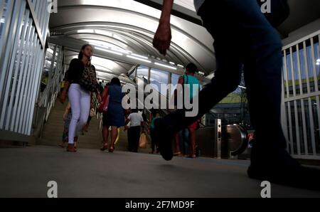 salvador, bahia / brasilien - 2. märz 2018: Menschen werden in der Nähe des Zugangswegs zur U-Bahn-Station Iguatemi in der Stadt Salvador zu Fuß gesehen. ** Stockfoto