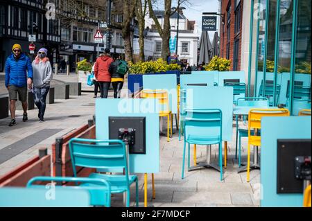 Watford, Großbritannien. April 2021. Stühle und Tische im Freien vor einem Restaurant in Watford High Street, Hertfordshire, da die Gegend ein wenig geschäftiger wird, da die Beschränkungen für die Sperrung durch Coronaviren langsam gelockert werden. Nicht unbedingt erforderliche Geschäfte werden am 12. April gemäß dem Fahrplan der britischen Regierung wieder eröffnet, der mehr Menschen dazu ermutigen wird, das Stadtzentrum zu besuchen. Kredit: Stephen Chung/Alamy Live Nachrichten Stockfoto