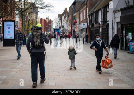 Watford, Großbritannien. April 2021. Menschen in Watford High Street, Hertfordshire, während die Gegend ein wenig geschäftiger wird, da die Beschränkungen für die Sperrung von Coronaviren langsam gelockert werden. Nicht unbedingt erforderliche Geschäfte werden am 12. April gemäß dem Fahrplan der britischen Regierung wieder eröffnet, der mehr Menschen dazu ermutigen wird, das Stadtzentrum zu besuchen. Kredit: Stephen Chung/Alamy Live Nachrichten Stockfoto