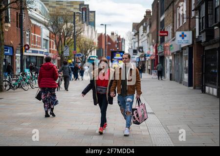 Watford, Großbritannien. April 2021. Menschen in Watford High Street, Hertfordshire, während die Gegend ein wenig geschäftiger wird, da die Beschränkungen für die Sperrung von Coronaviren langsam gelockert werden. Nicht unbedingt erforderliche Geschäfte werden am 12. April gemäß dem Fahrplan der britischen Regierung wieder eröffnet, der mehr Menschen dazu ermutigen wird, das Stadtzentrum zu besuchen. Kredit: Stephen Chung/Alamy Live Nachrichten Stockfoto