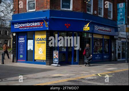 Watford, Großbritannien. April 2021. In Watford High Street, Hertfordshire, passieren Menschen Pfandhäuser, während die Gegend ein wenig geschäftiger wird, da die Beschränkungen für die Sperrung von Coronaviren langsam gelockert werden. Nicht unbedingt erforderliche Geschäfte werden am 12. April gemäß dem Fahrplan der britischen Regierung wieder eröffnet, der mehr Menschen dazu ermutigen wird, das Stadtzentrum zu besuchen. Kredit: Stephen Chung/Alamy Live Nachrichten Stockfoto