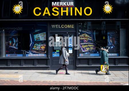 Watford, Großbritannien. April 2021. Peopl passieren eine Spielhalle in Watford High Street, Hertfordshire, da die Gegend ein wenig belebter wird, da die Beschränkungen für die Sperrung von Coronaviren langsam gelockert werden. Nicht unbedingt erforderliche Geschäfte werden am 12. April gemäß dem Fahrplan der britischen Regierung wieder eröffnet, der mehr Menschen dazu ermutigen wird, das Stadtzentrum zu besuchen. Kredit: Stephen Chung/Alamy Live Nachrichten Stockfoto