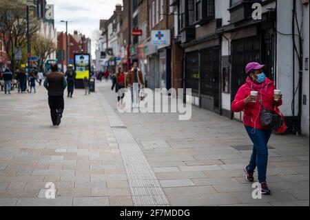 Watford, Großbritannien. April 2021. Menschen in Watford High Street, Hertfordshire, während die Gegend ein wenig geschäftiger wird, da die Beschränkungen für die Sperrung von Coronaviren langsam gelockert werden. Nicht unbedingt erforderliche Geschäfte werden am 12. April gemäß dem Fahrplan der britischen Regierung wieder eröffnet, der mehr Menschen dazu ermutigen wird, das Stadtzentrum zu besuchen. Kredit: Stephen Chung/Alamy Live Nachrichten Stockfoto