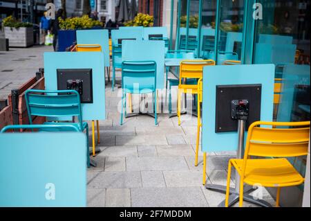 Watford, Großbritannien. April 2021. Stühle und Tische im Freien vor einem Restaurant in Watford High Street, Hertfordshire, da die Gegend ein wenig geschäftiger wird, da die Beschränkungen für die Sperrung durch Coronaviren langsam gelockert werden. Nicht unbedingt erforderliche Geschäfte werden am 12. April gemäß dem Fahrplan der britischen Regierung wieder eröffnet, der mehr Menschen dazu ermutigen wird, das Stadtzentrum zu besuchen. Kredit: Stephen Chung/Alamy Live Nachrichten Stockfoto