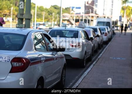 Parken von Fahrzeugen - 2. märz 2018: In der Stadt Salvador gibt es eine Warteschlange für Taxis. *** Ortsüberschrift *** Stockfoto