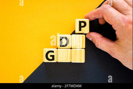 BIP, Symbol für gute Verteilungspraxis. Konzeptworte „GDP, Good Distribution Practice“ auf Würfeln auf einem schönen schwarzen Hintergrund. Business und BIP, Go Stockfoto
