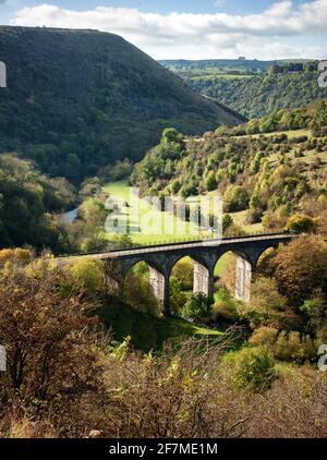 Grabstein-Viadukt über den Fluss Wye in Monsal Dale in Derbyshire Peak District von der Midland Railway gebaut Stockfoto