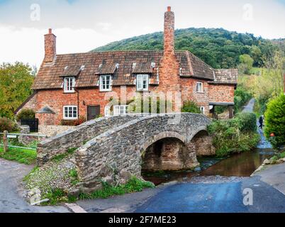 Lastesel Brücke und Ferienhaus am Allerford in der Nähe von Porlock in Somerset, England Stockfoto