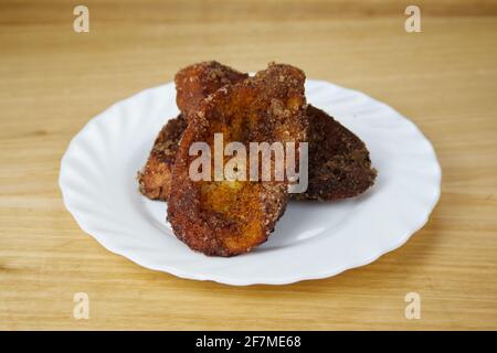 Traditionelle hausgemachte spanische Torrijas in einem weißen Gericht. Stockfoto