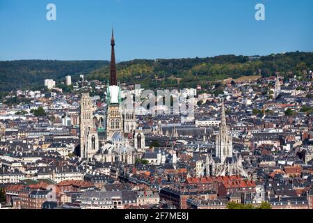 Luftaufnahme der Kathedrale von Rouen und der Kirche Saint-Maclou in Rouen, Normandie, Frankreich. Stockfoto