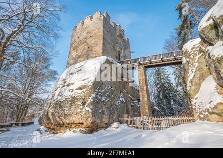 Mittelalterliche Burg Kokorin im Nationalpark Kokorinsko in der Nähe von Prag in der Tschechischen Republik, Europa. Stockfoto