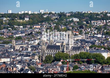 Rouen, Frankreich - August 05 2020: Luftaufnahme der Abbatiale Saint-Ouen und der Kirche Saint-Laurent. Stockfoto