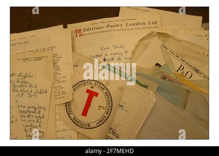 Fotografiert in der British Library Christopher Fletcher mit der Sammlung von Meary James Tambimuttu.Pic DAVID SANDISON. 24/2/2005 Stockfoto