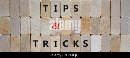 Symbol „Tipps und Tricks“. Holzblöcke mit den Worten „Tipps und Tricks“. Schöner Holzhintergrund. Business und Tipps und Tricks Konzept, Copy Space. Stockfoto