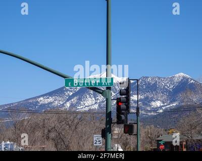 Schneebedeckte San Francisco Peaks im Hintergrund an der East Butler Avenue Kreuzung, Flagstaff, Arizona, USA. Stockfoto