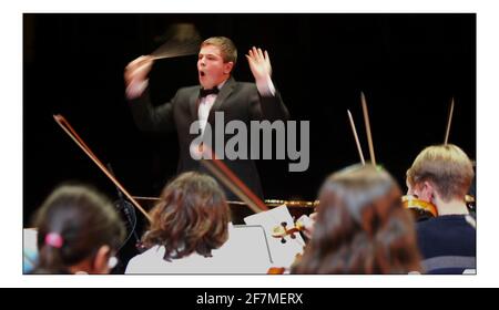 30. Jahrestag Schulen Prom 2004.... Mathew Ryan mit 14 Jahren aus Bolton nimmt seinen Baton als jüngsten Dirigenten von Land of Hope and Glory auf.pic David Sandison 8/11/2004 Stockfoto