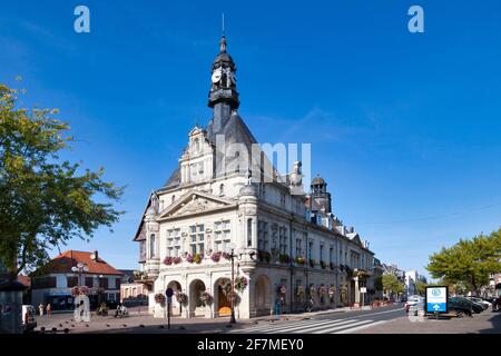 Péronne, Frankreich - September 12 2020: Das Rathaus von Peronne ist ein Gebäude aus dem 16. Und 18. Jahrhundert im Stadtzentrum von Peronne. Stockfoto