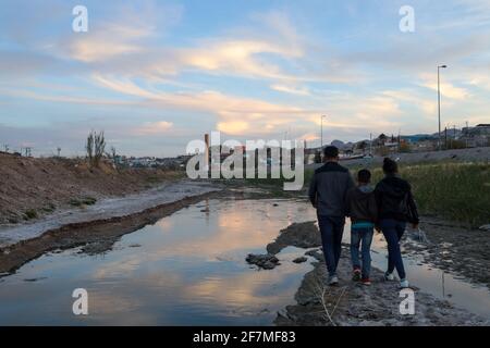 Tausende von zentralamerikanischen Migranten versuchen jedes Jahr, die Grenze zwischen Mexiko und den Vereinigten Staaten zu überqueren, darunter auch die Zunahme der Familien aus Haiti, dem ärmsten Land Lateinamerikas. Stockfoto