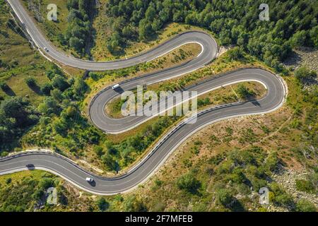 Luftaufnahme einer kurvigen Straße, die den Bergpass Bonaigua in den spanischen Pyrenäen hinauf führt (Pallars Sobrià, Katalonien, Spanien, Pyrenäen) Stockfoto