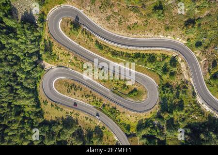 Luftaufnahme einer kurvigen Straße, die den Bergpass Bonaigua in den spanischen Pyrenäen hinauf führt (Pallars Sobrià, Katalonien, Spanien, Pyrenäen) Stockfoto