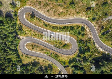 Luftaufnahme einer kurvigen Straße, die den Bergpass Bonaigua in den spanischen Pyrenäen hinauf führt (Pallars Sobrià, Katalonien, Spanien, Pyrenäen) Stockfoto