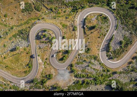 Luftaufnahme einer kurvigen Straße, die den Bergpass Bonaigua in den spanischen Pyrenäen hinauf führt (Pallars Sobrià, Katalonien, Spanien, Pyrenäen) Stockfoto