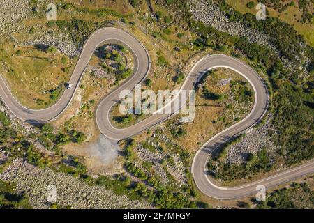 Luftaufnahme einer kurvigen Straße, die den Bergpass Bonaigua in den spanischen Pyrenäen hinauf führt (Pallars Sobrià, Katalonien, Spanien, Pyrenäen) Stockfoto