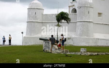 salvador, bahia / brasilien - 2. august 2014: In der Nähe der Festung Nossa Senhora de Monte Serrat, einem Touristenort in der Stadt Salvador, werden Menschen gesehen. Stockfoto