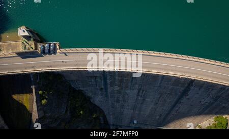 Luftaufnahme des Camarasa-Sumpfes und der Mu-Schlucht (Segre-Fluss, La Noguera, Katalonien, Spanien) ESP: Vista aérea del embalse de Camarasa (Lérida, Cataluña) Stockfoto