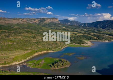 Luftaufnahme des Dorfes Pobla de Segur und des nördlichen Teils des Reservoirs Sant Antoni (Pallars Sobirà, Katalonien, Spanien, Pyrenäen) Stockfoto